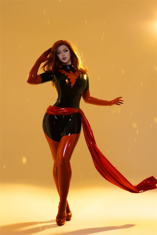 捕魚機：《X戰警》鳳凰女Cos美圖訢賞：膠衣完美展示好身材